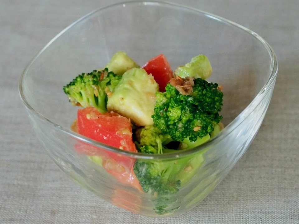 アボカドとブロッコリーの梅かつおあえ
