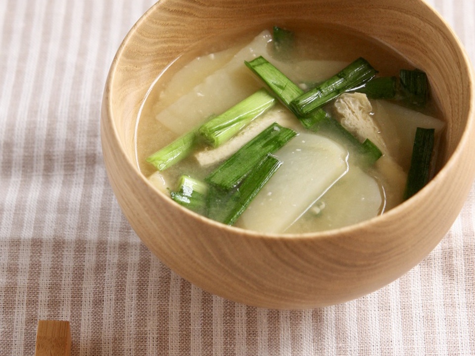 じゃがいもとニラの味噌汁