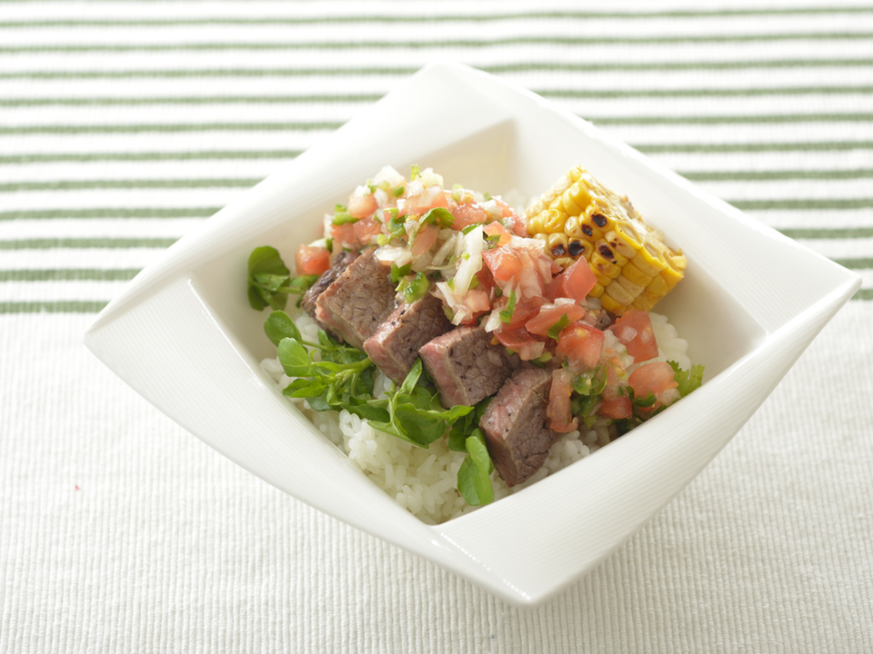 サルサソースがけ 牛ももステーキどんぶり