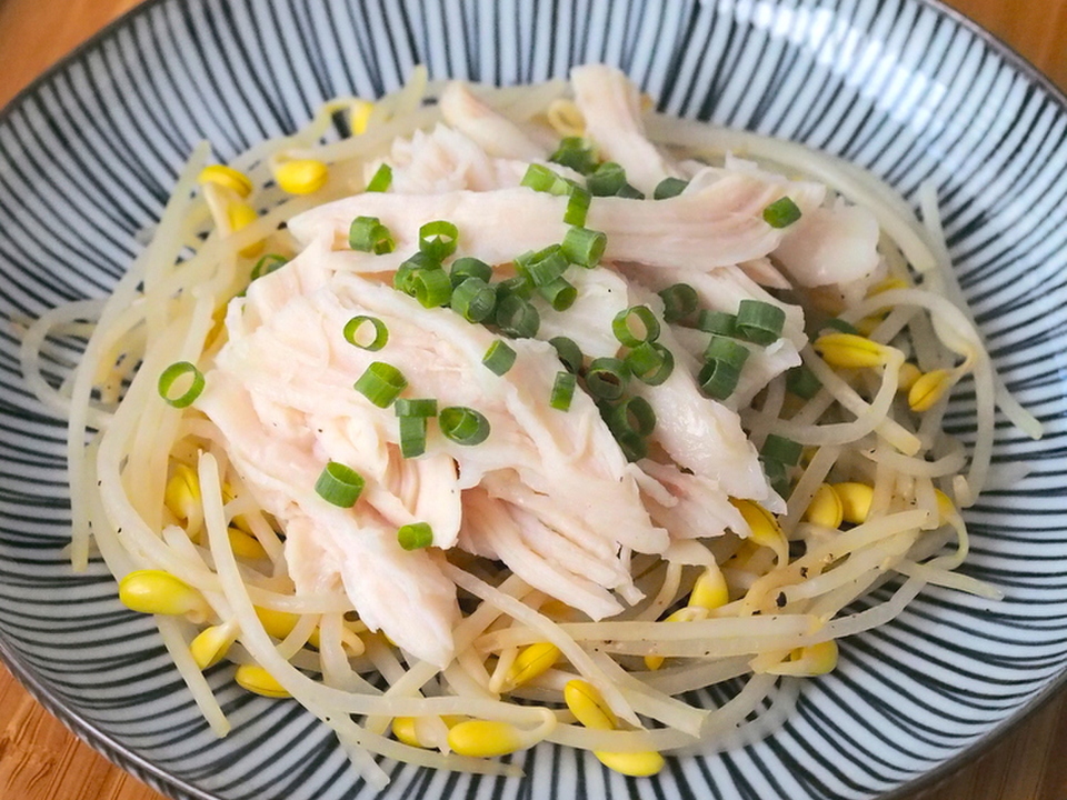 サラダチキンと大豆もやしのレンジ蒸し ピリ辛だれ