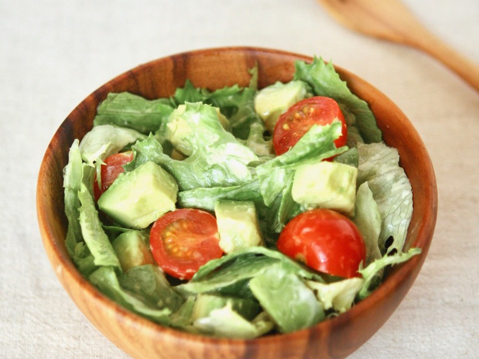 簡単 アボカドとトマトのグリーンサラダ