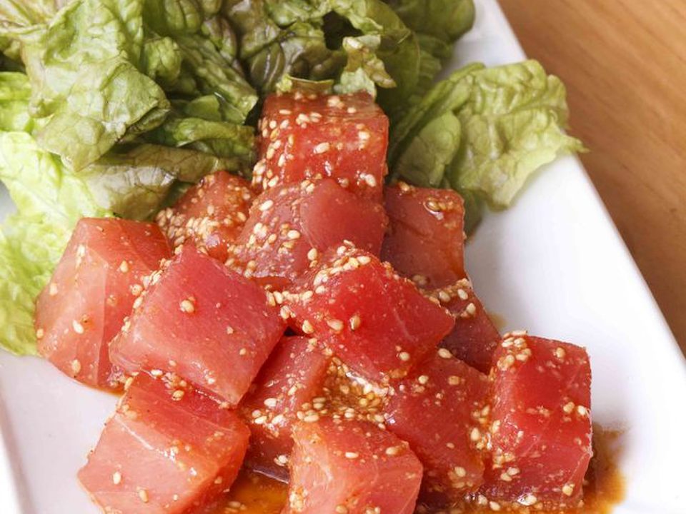 ピリ辛まぐろ漬け　レタス添え