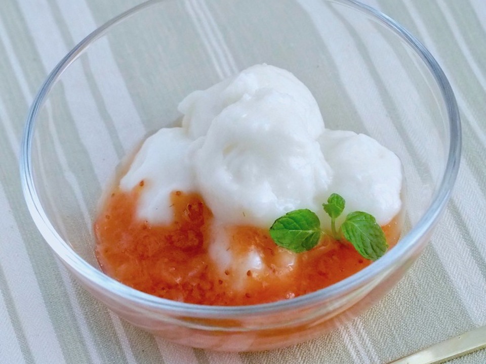 ミルク甘酒もち・ストロベリージンジャーソース