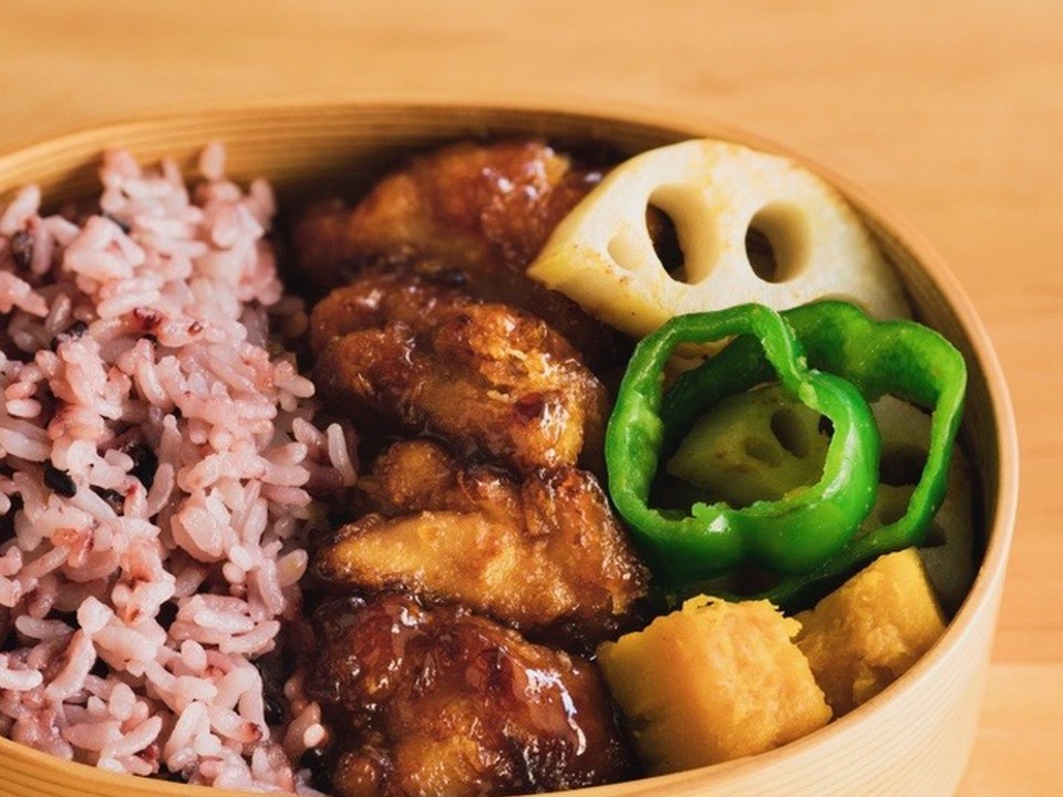 酢鶏・野菜の焼き蒸し・黒米ご飯のお弁当