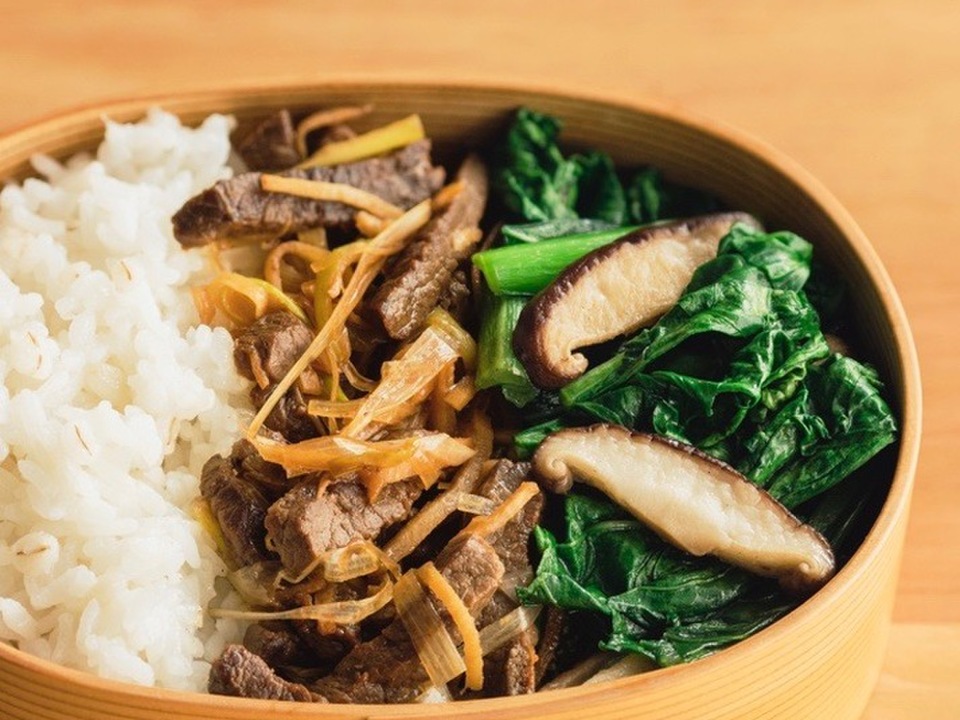 牛肉のかりかり炒め・小松菜炒め・押麦ご飯のお弁当