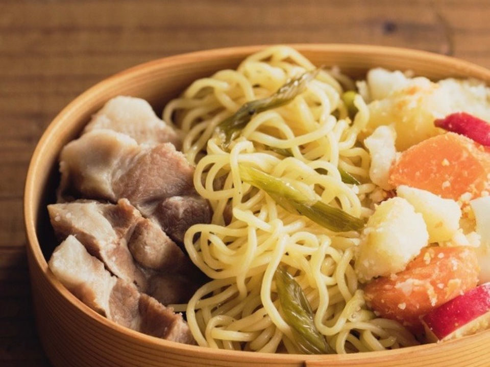 蒸し豚・ポテトサラダ・焼きそばのお弁当