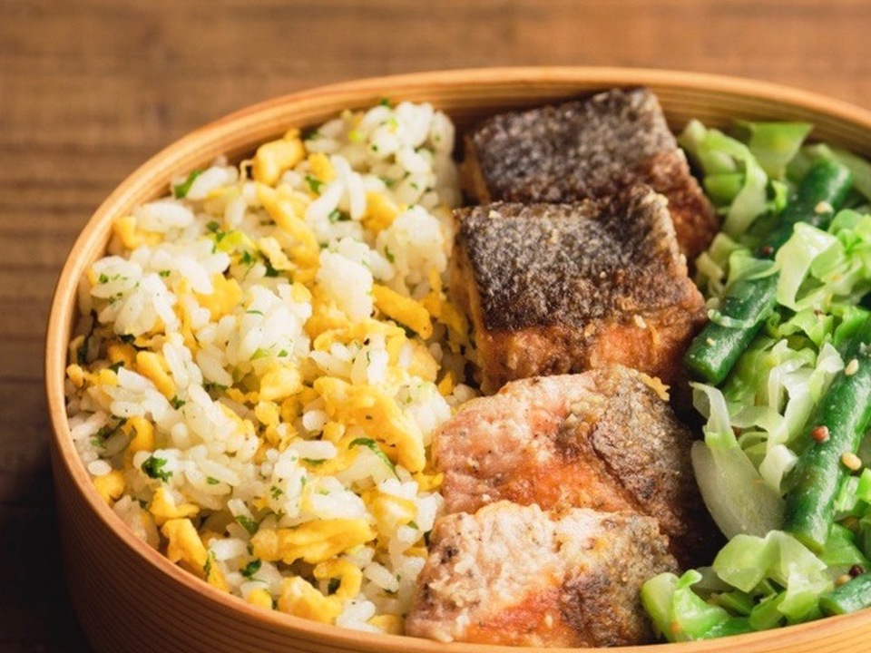 鮭のスパイシー焼き・野菜のマスタードあえ・炒飯のお弁当