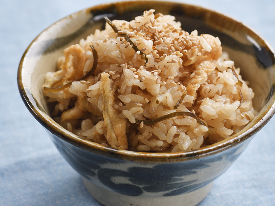 油揚げと塩昆布の炊き込みご飯