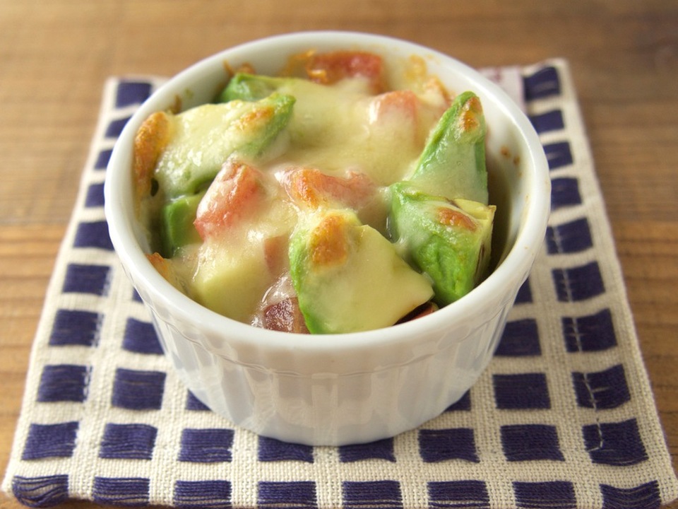 アボカドとトマトのチーズ焼き