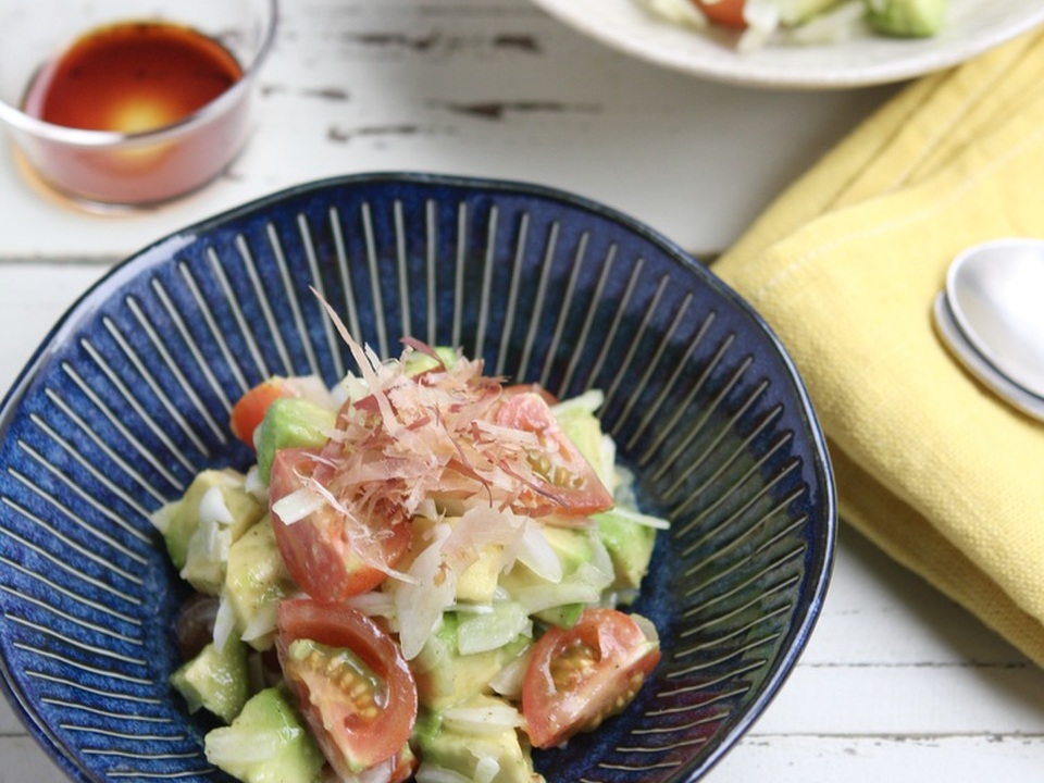 新玉ねぎとアボカドのスプーンサラダ
