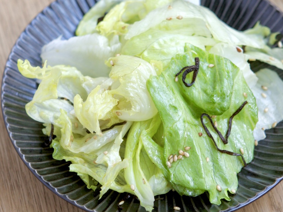 レタスと塩こんぶのサラダ