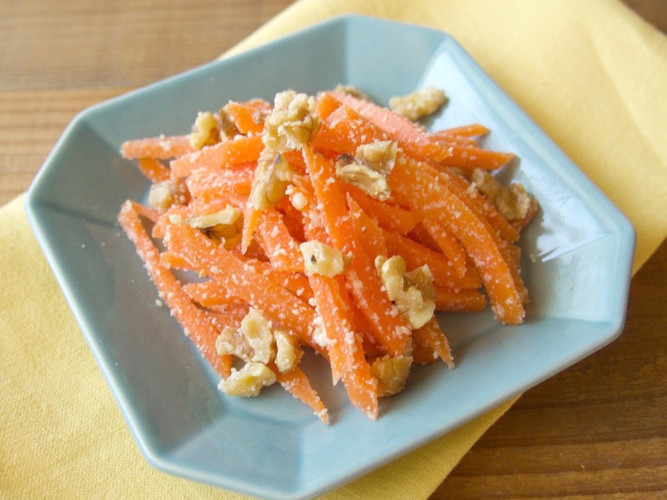 にんじんとくるみの粉チーズ和え
