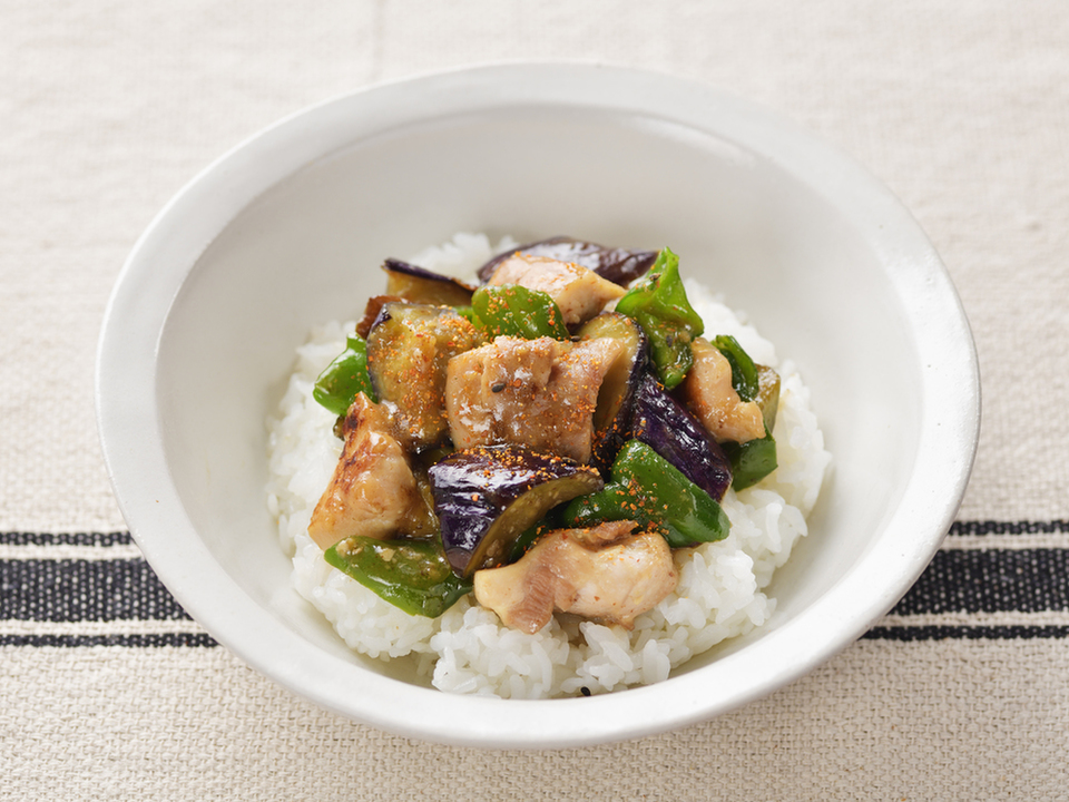 鶏肉となすのコクうまみそ丼