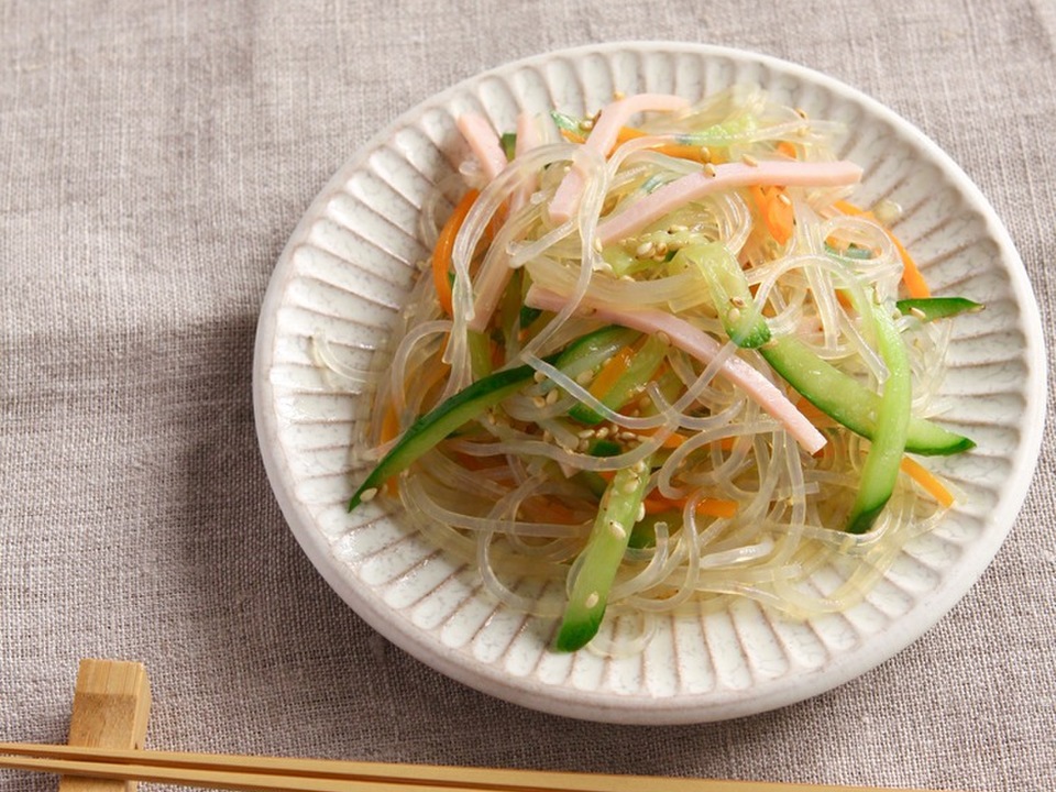 ごま油の風味と酸味がきいた春雨サラダ