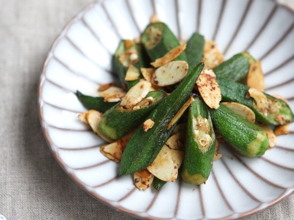 オクラとスライスアーモンドのカリカリ炒め