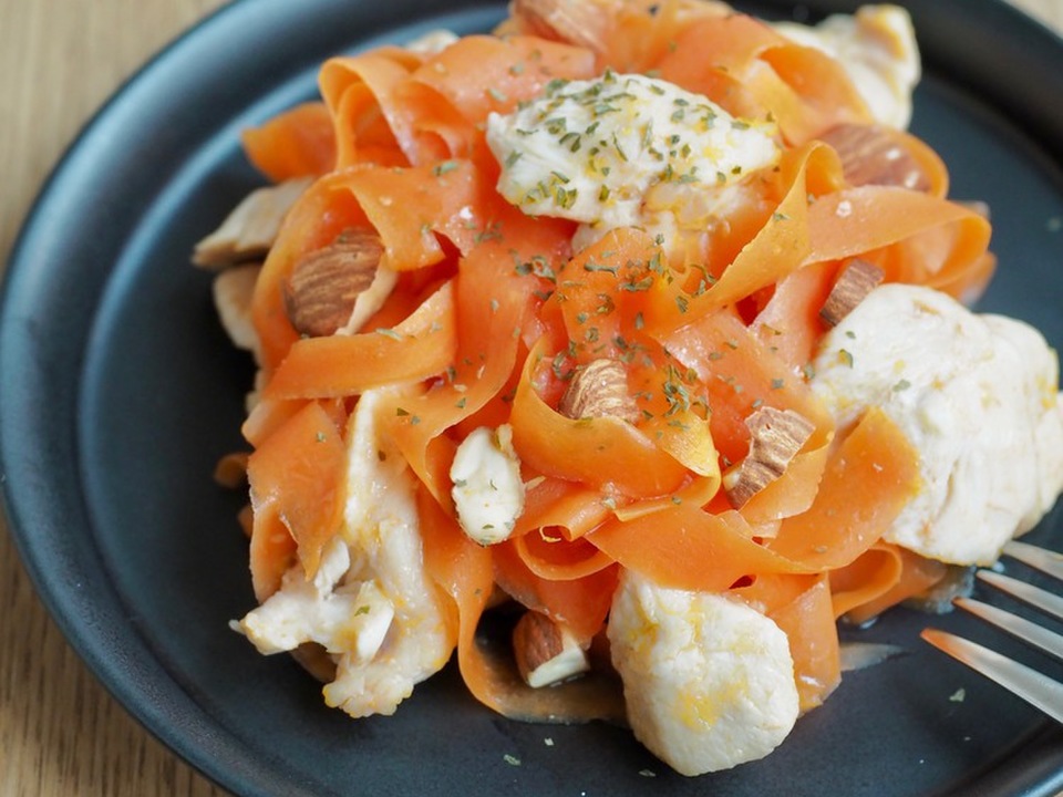 チキンとにんじんのジンジャーホットサラダ