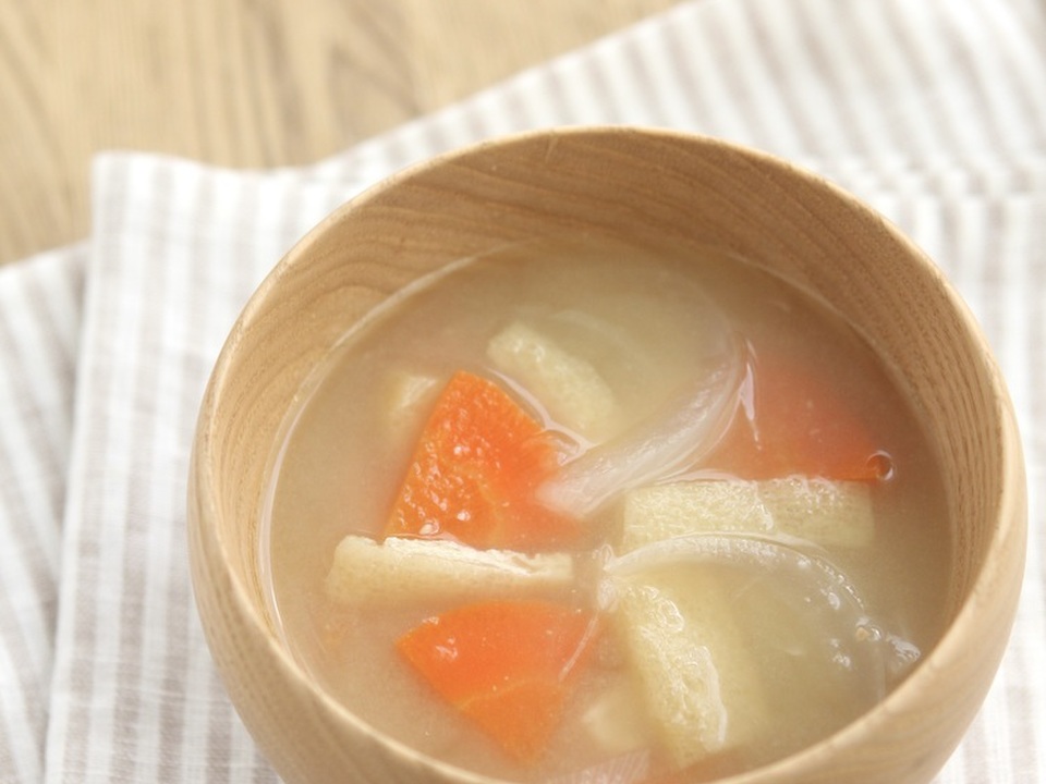 玉ねぎとにんじんのみそ汁