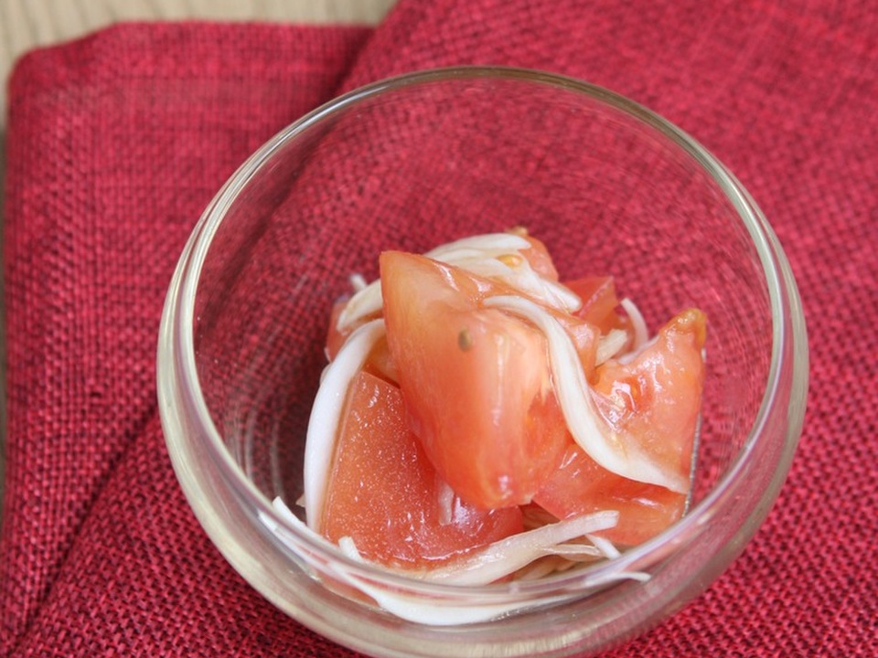 トマトと新玉ねぎのサラダ