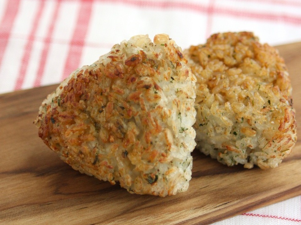 青のりとごまの風味の焼きおにぎり