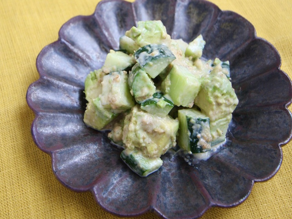 きゅうりとアボカドのごまマヨあえ