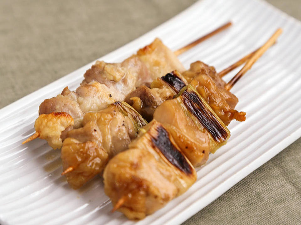 市販の焼きとり（ねぎま・たれ２本、もも・塩１本）