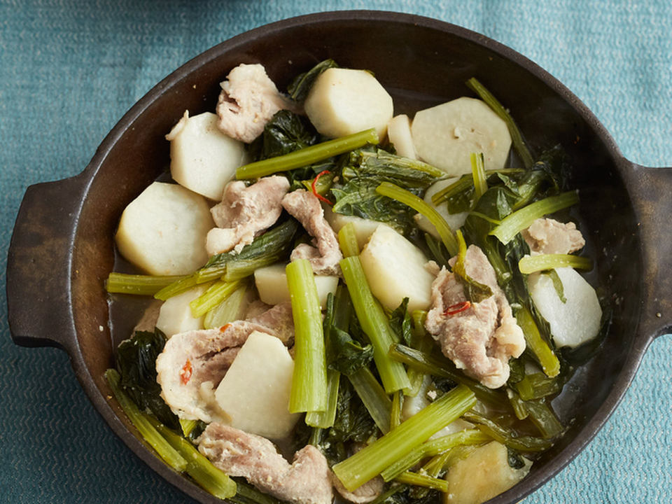 豚肉・里いも・小松菜のにんにくみそ蒸し鍋