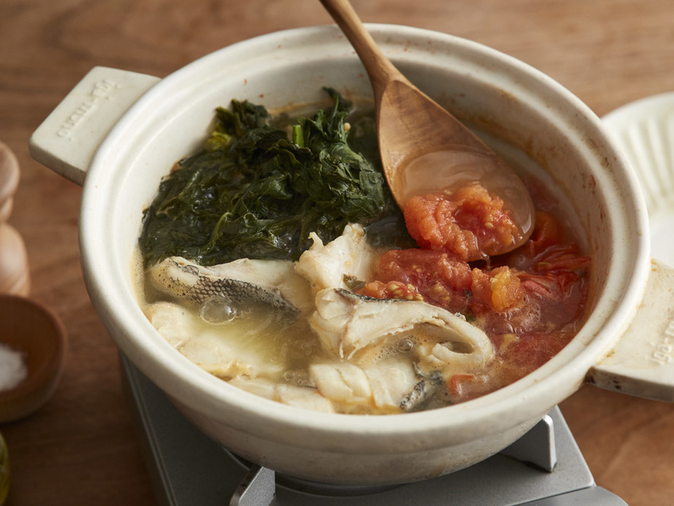 たら・トマト・春菊のオリーブ鍋