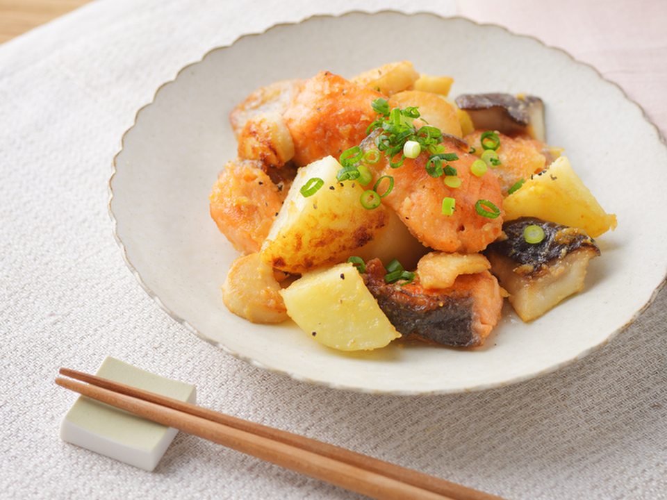 鮭とじゃがいものみそバター絡め