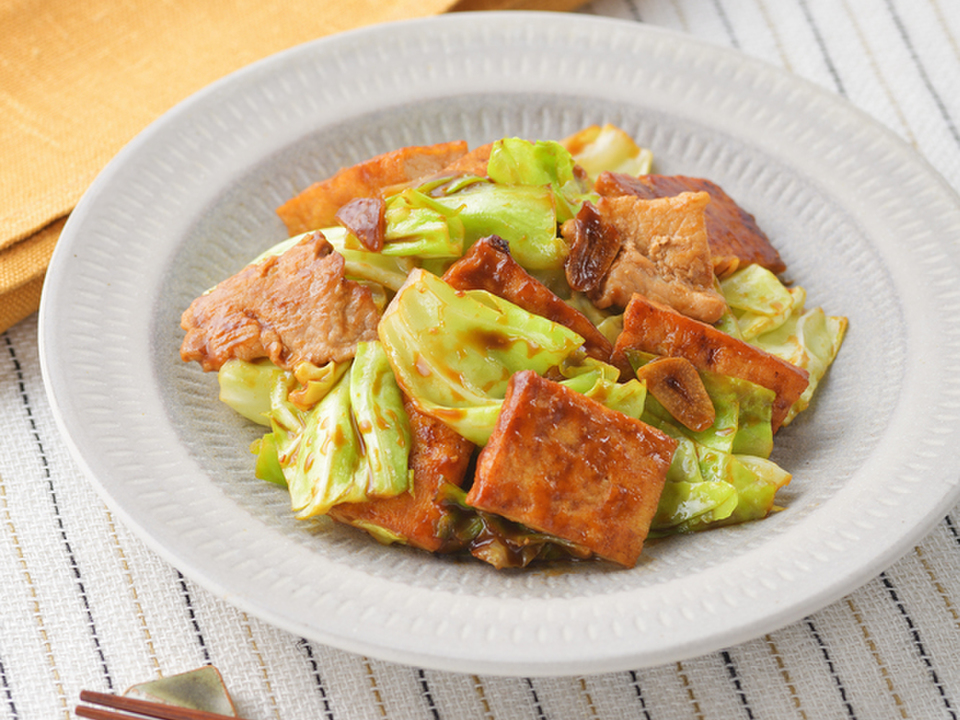 キャベツと厚揚げの赤みそ炒め