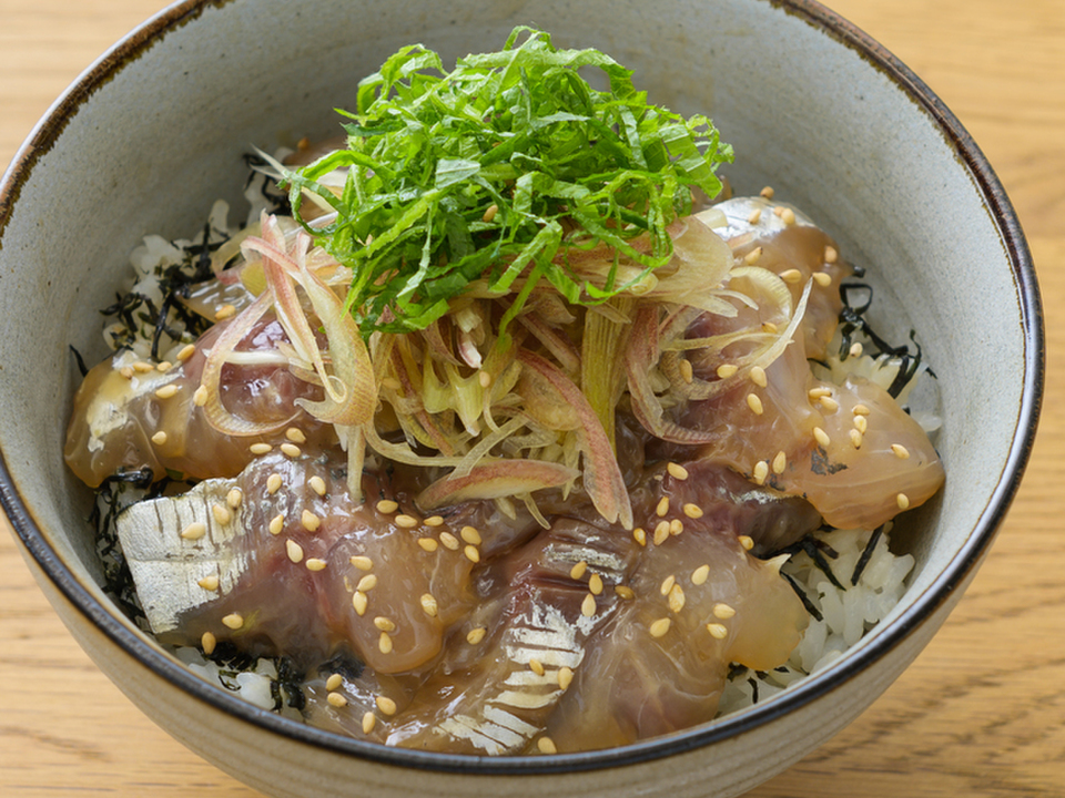 薬味たっぷり あじの漬け丼