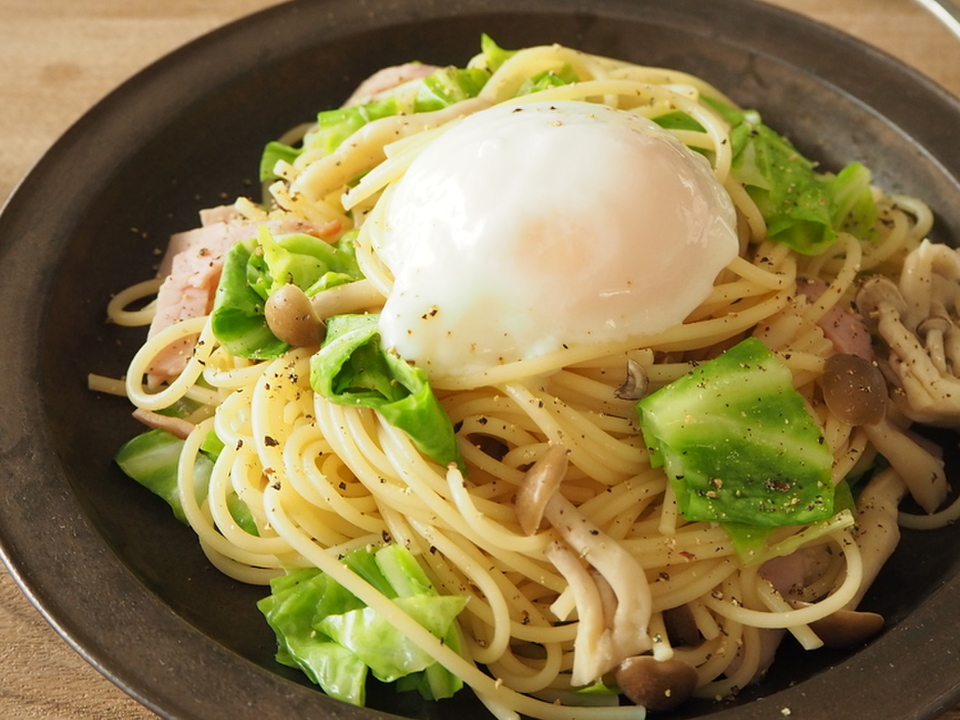 キャベツとハムのスパゲッティ温玉のせ