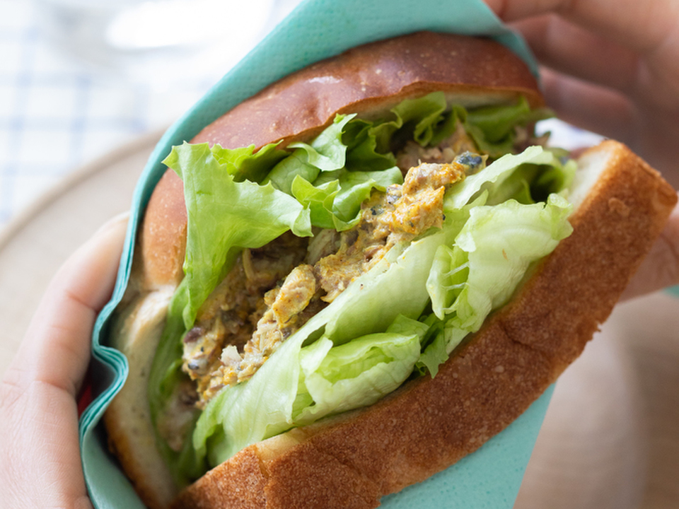 朝食に さば缶とたたみレタスのオープンサンド