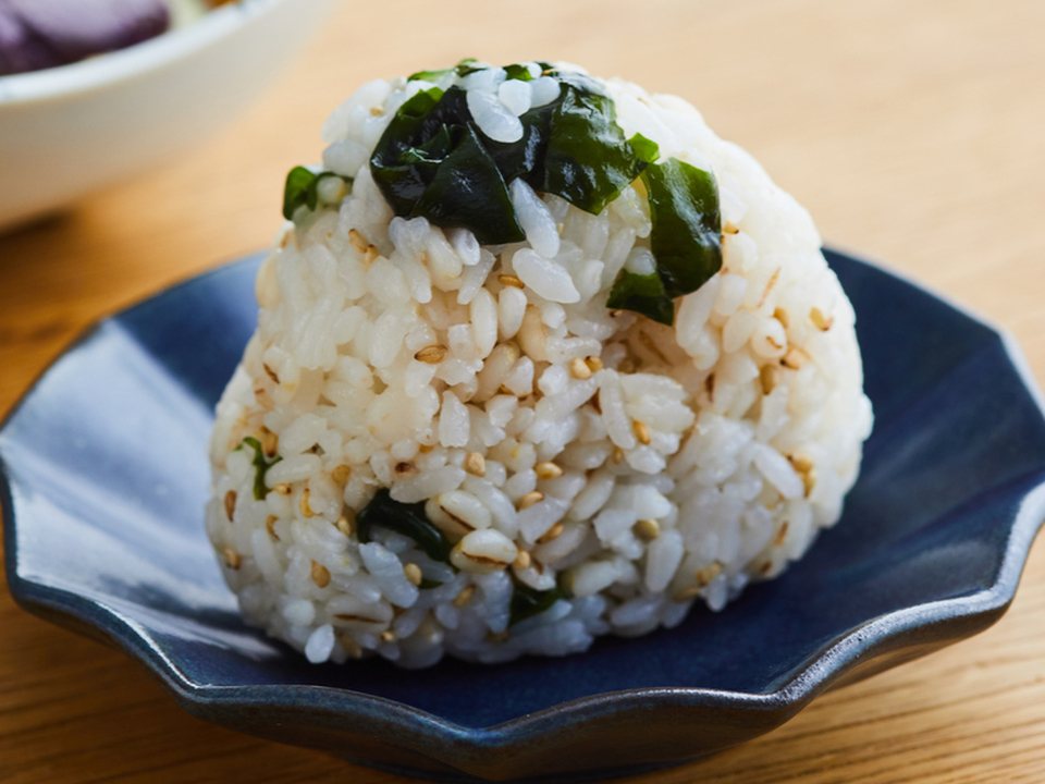 わかめと白ごまの小さなおにぎり