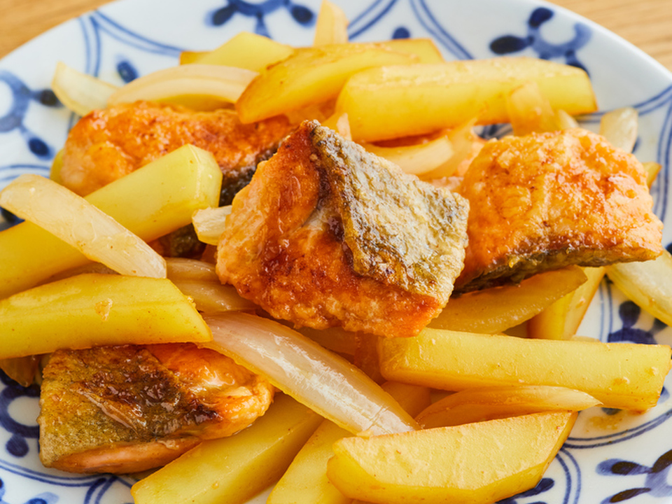 鮭とじゃがいものバターしょうゆ炒め