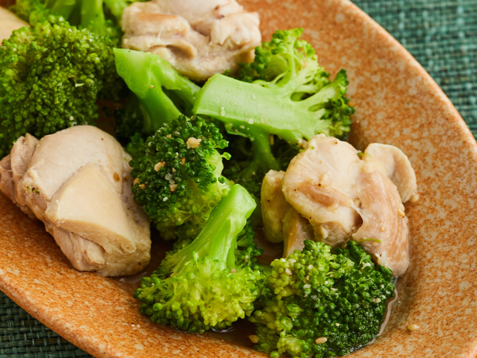 鶏もも肉とブロッコリーのうま塩蒸し