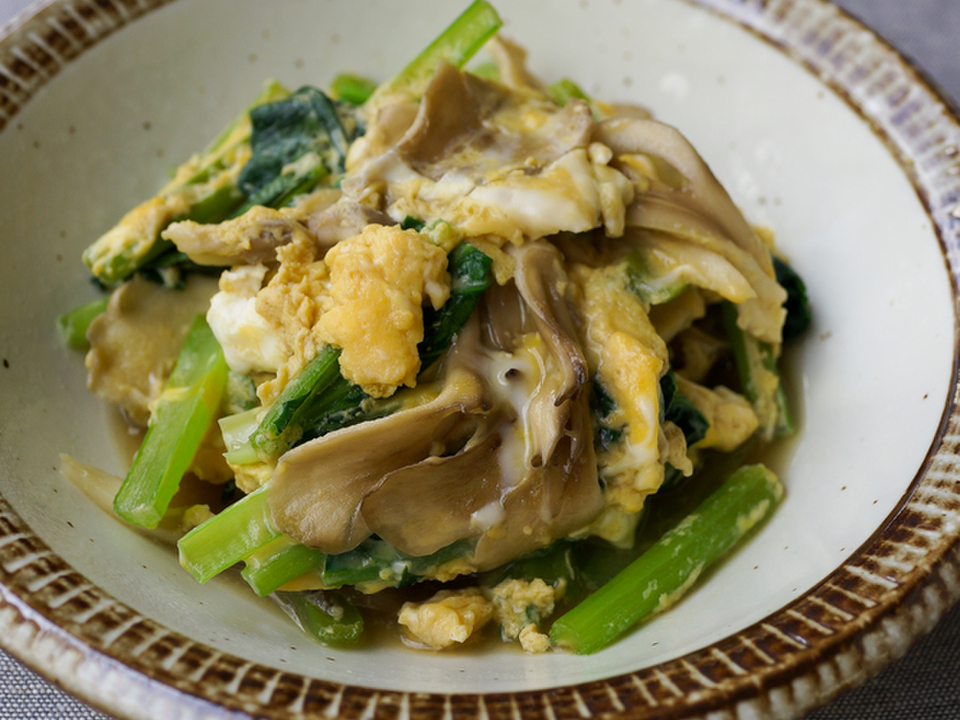 やさしい味わい 小松菜とまいたけの中華風卵とじ