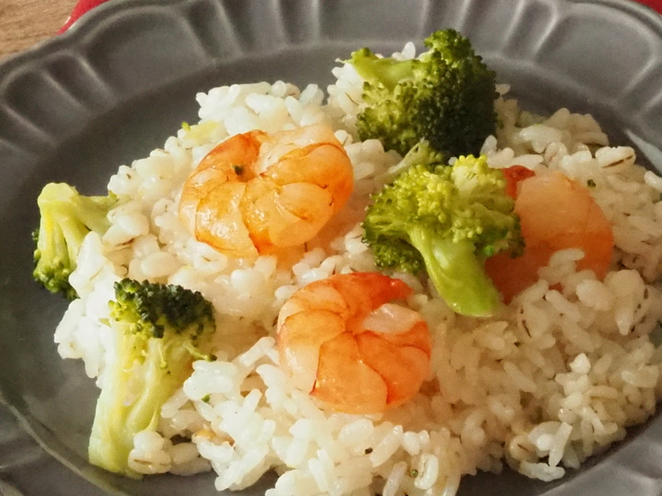 炊飯器で簡単　えびとブロッコリーのピラフ
