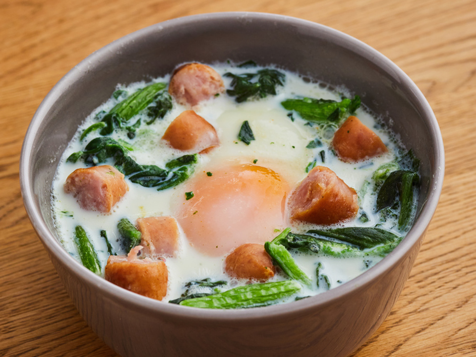 朝食に 卵とウインナーの食べるスープ