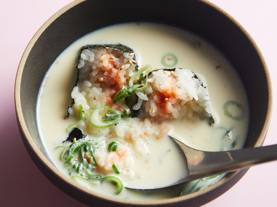 コンビニの明太子おにぎりをアレンジ！豆乳がゆ