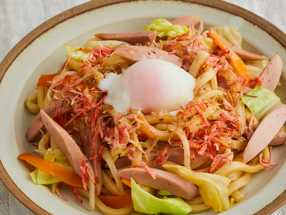 魚肉ソーセージと温泉卵で お手軽焼きうどん