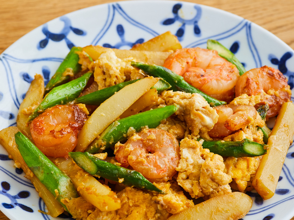 えびとアスパラの中華風卵炒め