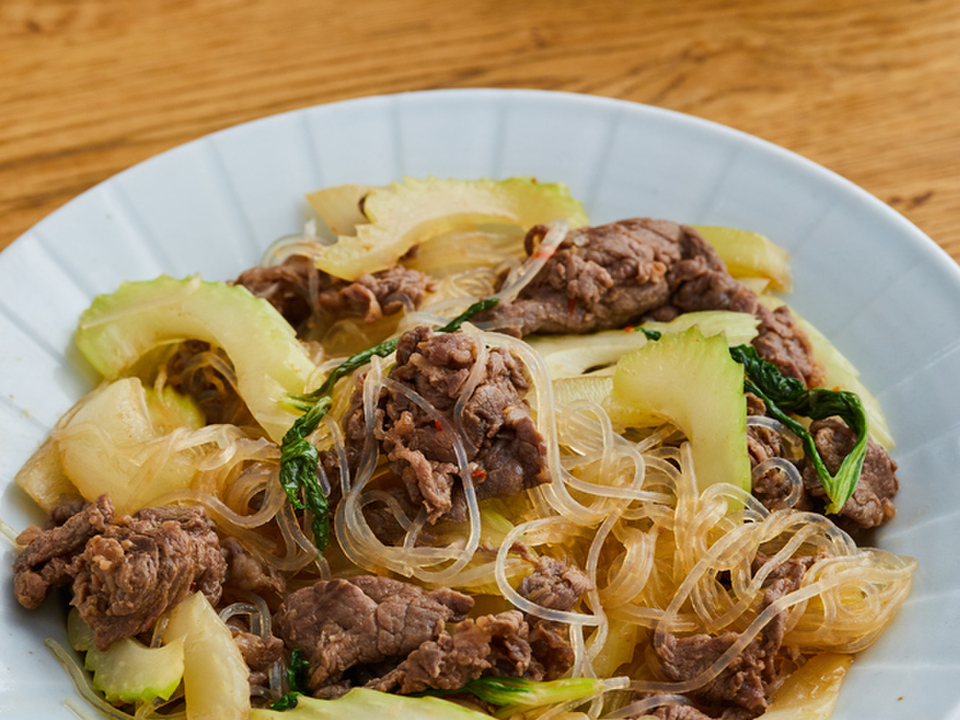 セロリと牛肉のチャプチェ風炒め