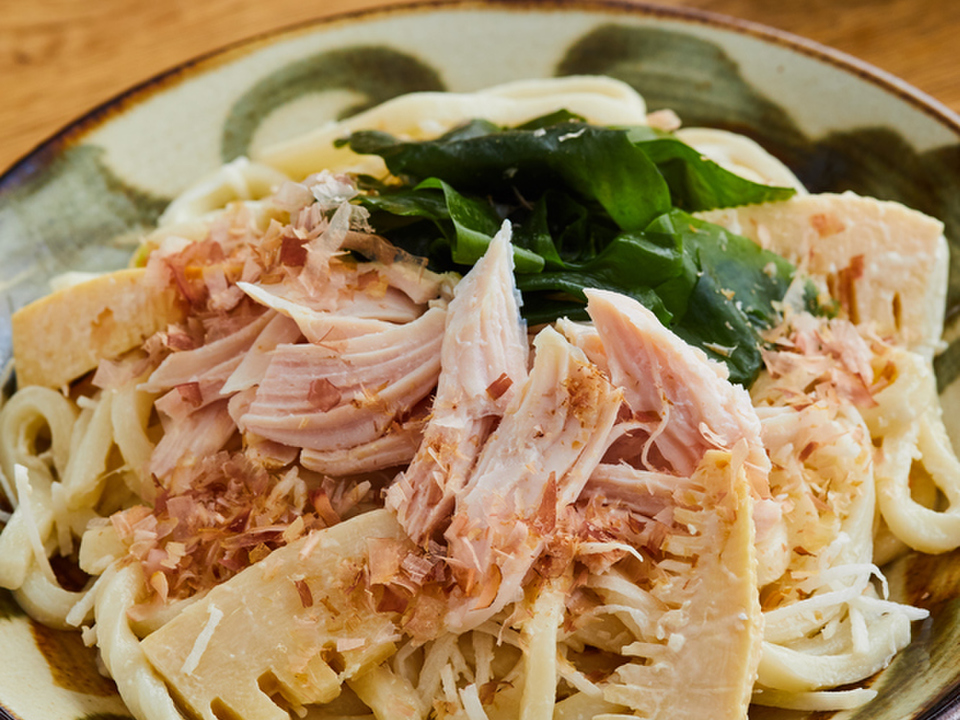 かつお節香る サラダチキンとたけのこの混ぜうどん
