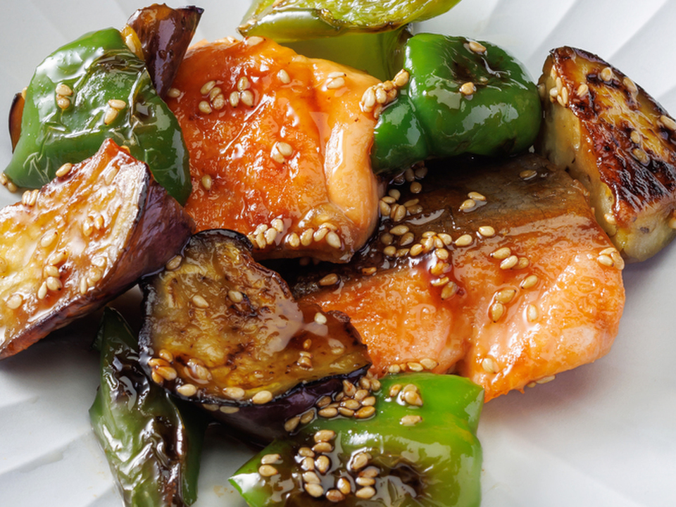 サーモンとなす、ピーマンの甘辛炒め