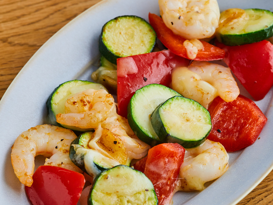 えびと彩り野菜のガーリックチーズ炒め