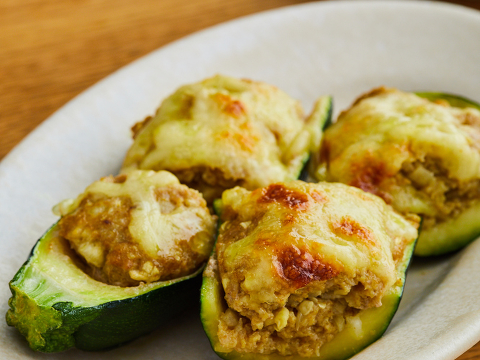 ズッキーニのチーズカレー肉詰め