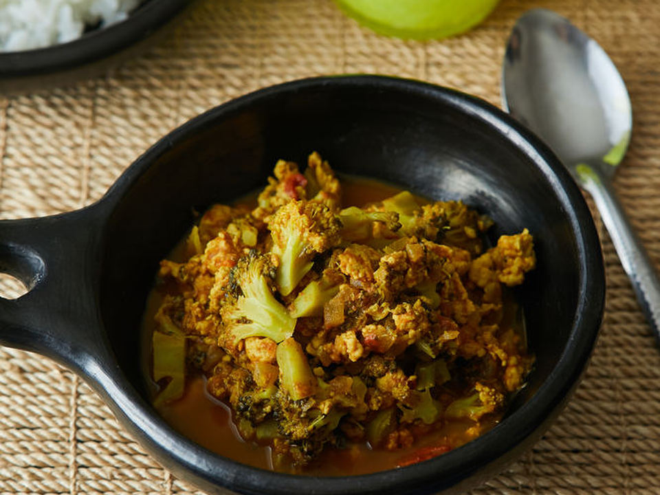 鶏ひき肉とざく切りブロッコリーのキーマカレー