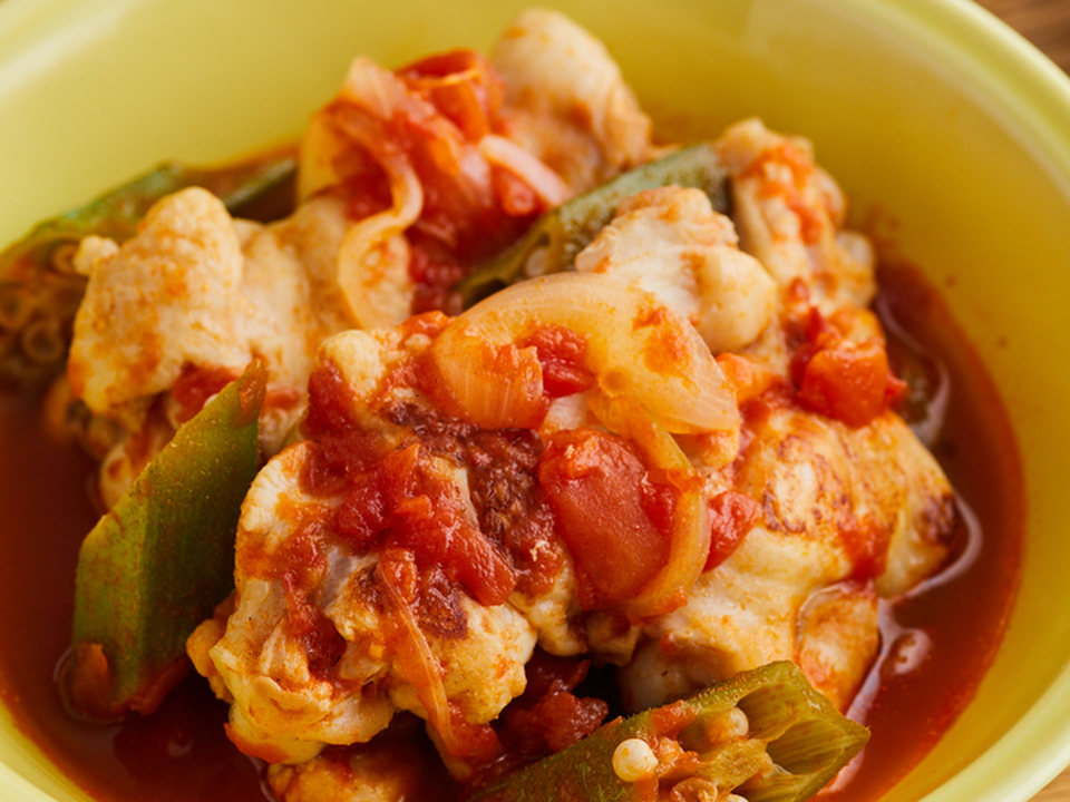 ガンボ（鶏手羽元とオクラのピリ辛トマト煮込み）