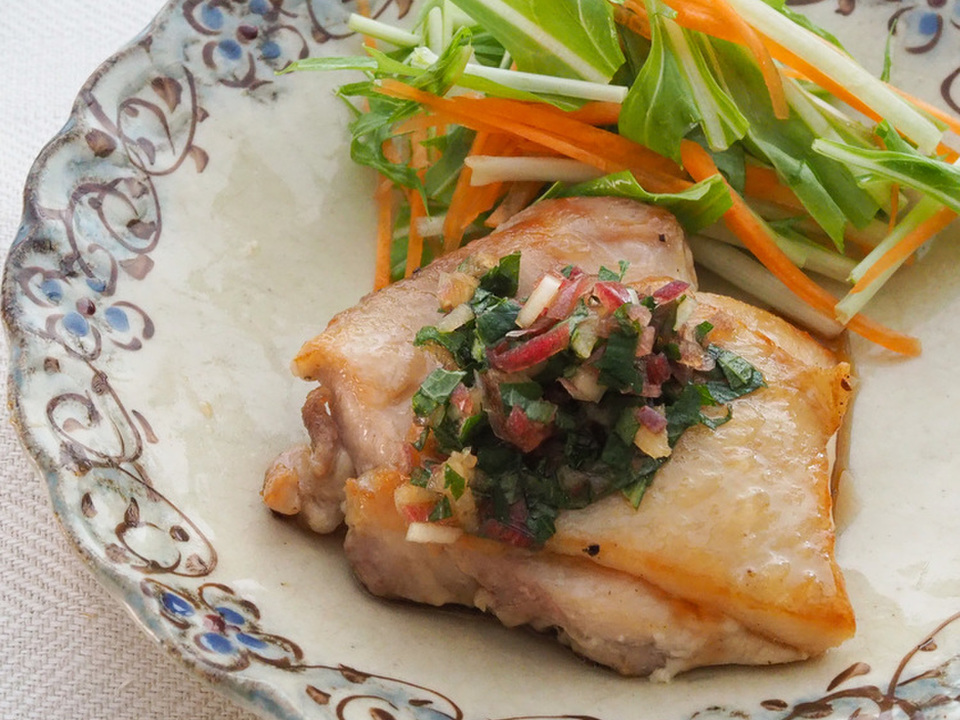 香味野菜ソースのチキンソテー