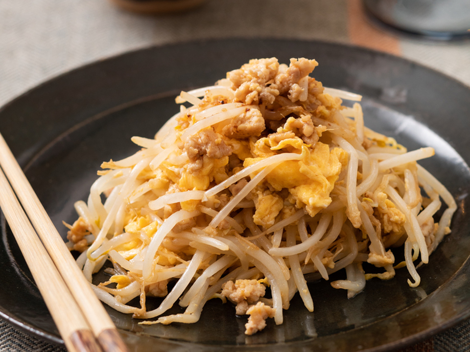 ひき肉ともやしのふんわり卵炒め